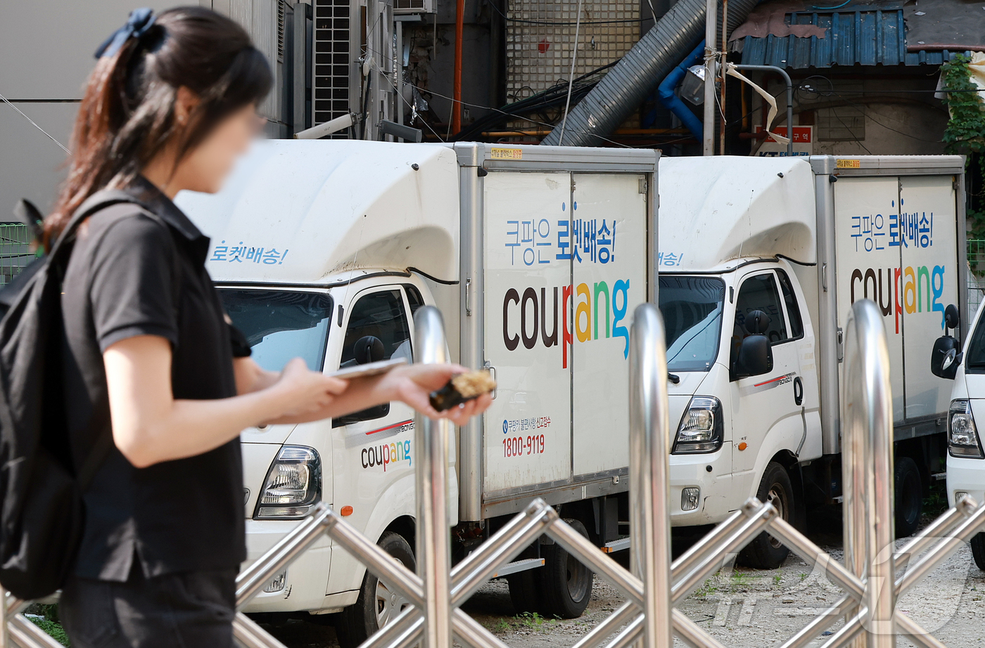 (서울=뉴스1) 김진환 기자 = 제21대 대통령 선거 투표일인 3일 오전 서울 중구의 한 주차장에 쿠팡 배달 차량이 주차돼 있다.택배업계에 따르면 쿠팡은 대선 당일 배송기사의 투표 …