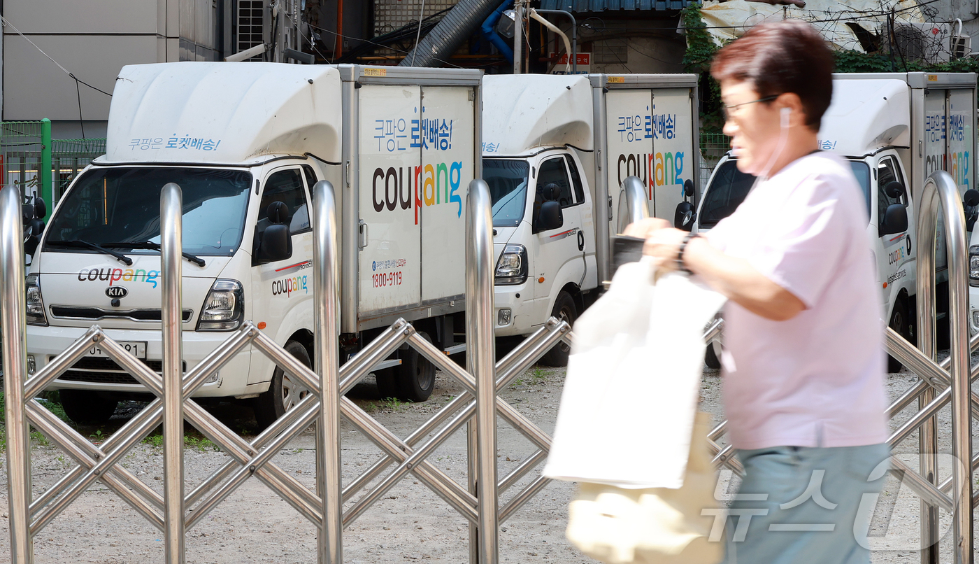 (서울=뉴스1) 김진환 기자 = 제21대 대통령 선거 투표일인 3일 오전 서울 중구의 한 주차장에 쿠팡 배달 차량이 주차돼 있다.택배업계에 따르면 쿠팡은 대선 당일 배송기사의 투표 …