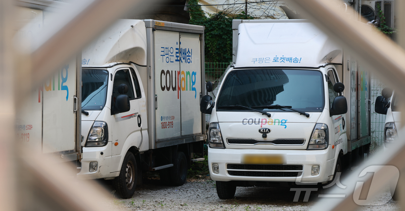 (서울=뉴스1) 김진환 기자 = 제21대 대통령 선거 투표일인 3일 오전 서울 중구의 한 주차장에 쿠팡 배달 차량이 주차돼 있다.택배업계에 따르면 쿠팡은 대선 당일 배송기사의 투표 …