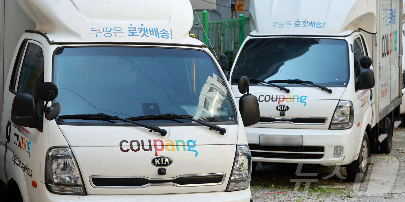 (서울=뉴스1) 김진환 기자 = 제21대 대통령 선거 투표일인 3일 오전 서울 중구의 한 주차장에 쿠팡 배달 차량이 주차돼 있다.택배업계에 따르면 쿠팡은 대선 당일 배송기사의 투표 …