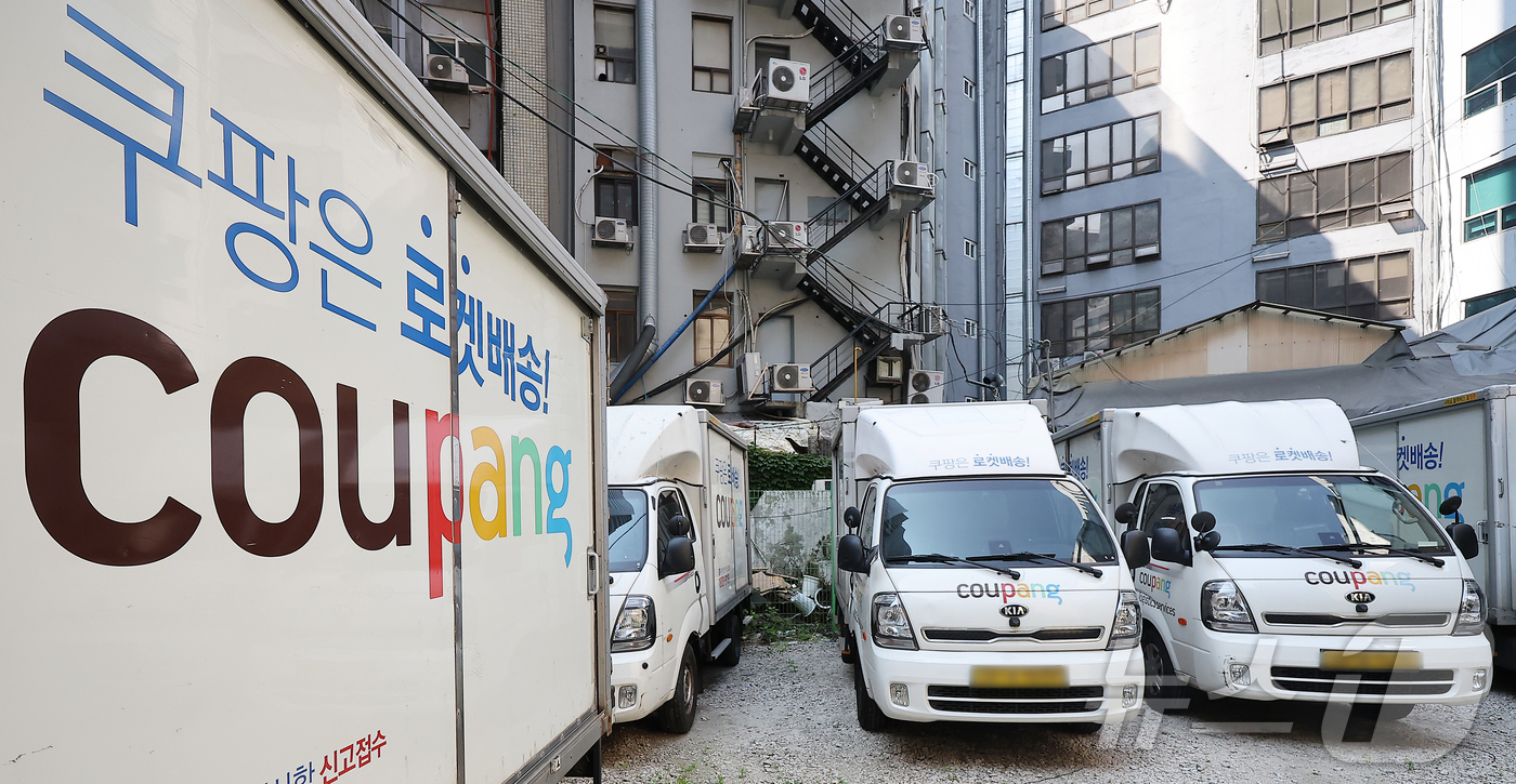 (서울=뉴스1) 김진환 기자 = 제21대 대통령 선거 투표일인 3일 오전 서울 중구의 한 주차장에 쿠팡 배달 차량이 주차돼 있다. 택배업계에 따르면 쿠팡은 대선 당일 배송기사의 투 …