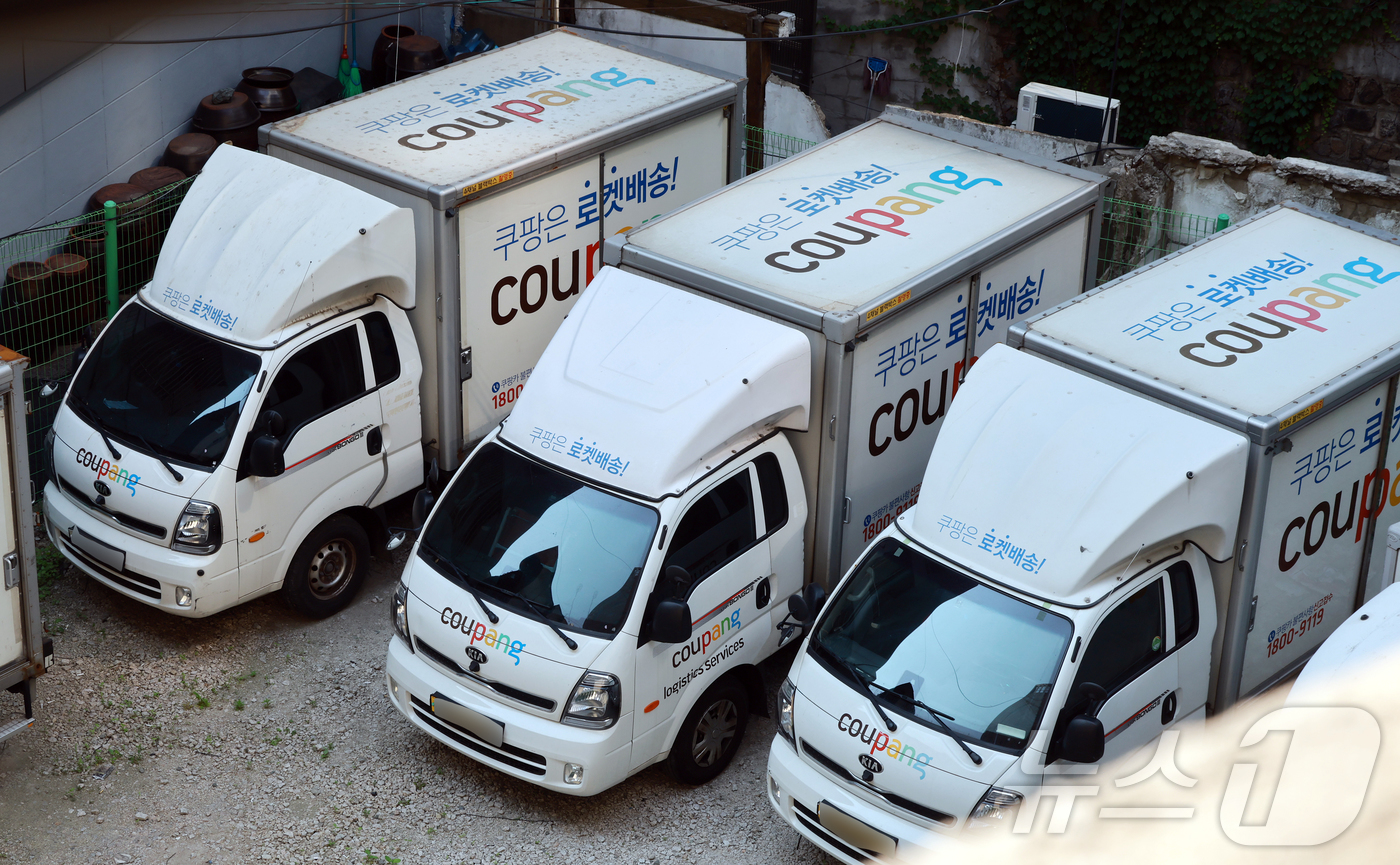 (서울=뉴스1) 김진환 기자 = 제21대 대통령 선거 투표일인 3일 오전 서울 중구의 한 주차장에 쿠팡 배달 차량이 주차돼 있다. 택배업계에 따르면 쿠팡은 대선 당일 배송기사의 투 …