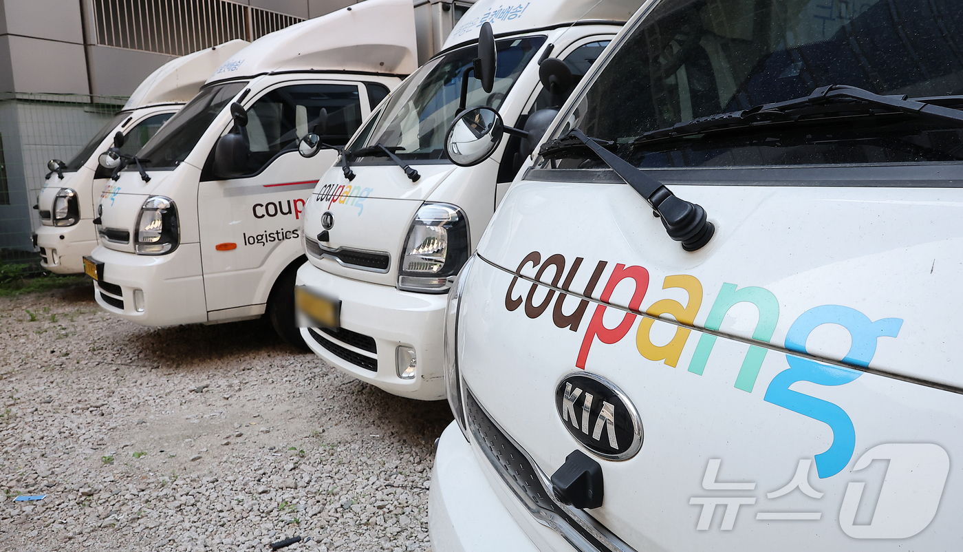 (서울=뉴스1) 김진환 기자 = 제21대 대통령 선거 투표일인 3일 오전 서울 중구의 한 주차장에 쿠팡 배달 차량이 주차돼 있다. 택배업계에 따르면 쿠팡은 대선 당일 배송기사의 투 …