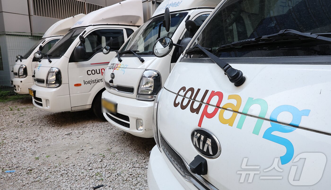 본문 이미지 - 서울 중구의 한 주차장에 쿠팡 배달 차량이 주차돼 있다.  2025.6.3/뉴스1 ⓒ News1 김진환 기자