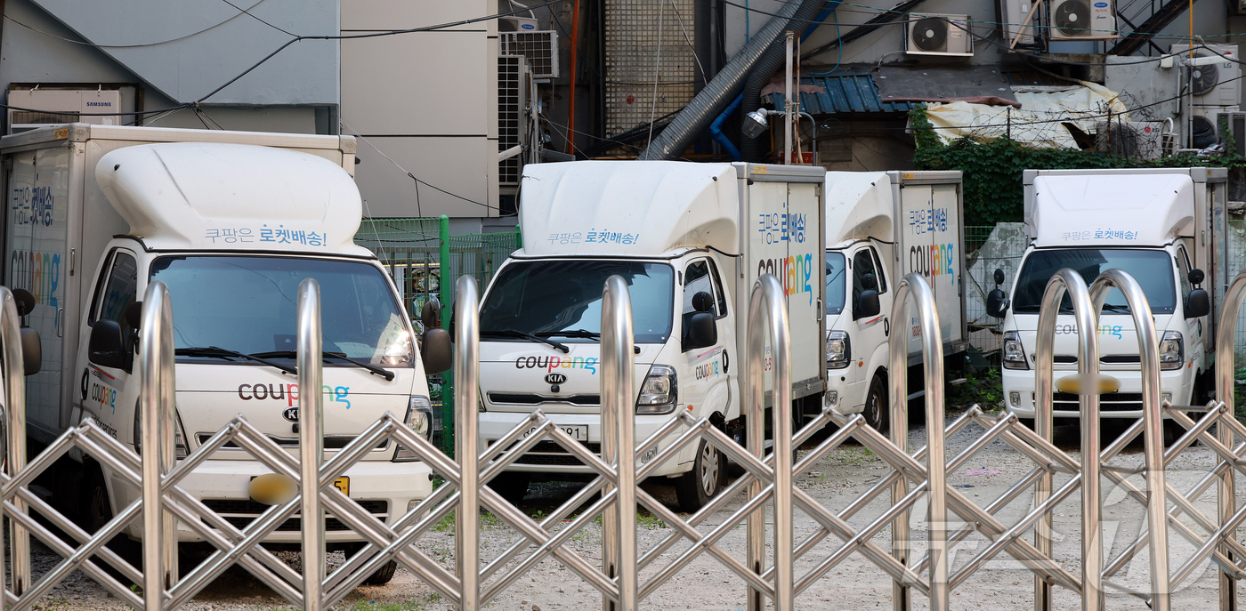 (서울=뉴스1) 김진환 기자 = 제21대 대통령 선거 투표일인 3일 오전 서울 중구의 한 주차장에 쿠팡 배달 차량이 주차돼 있다. 택배업계에 따르면 쿠팡은 대선 당일 배송기사의 투 …