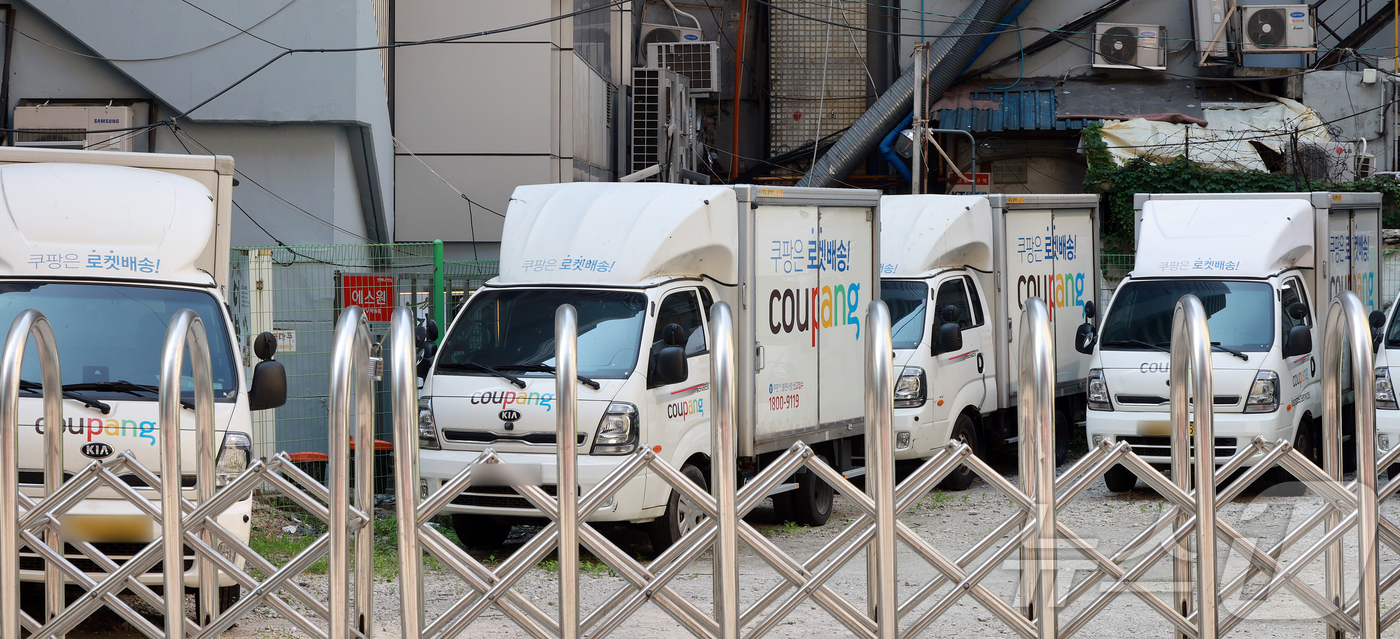 (서울=뉴스1) 김진환 기자 = 제21대 대통령 선거 투표일인 3일 오전 서울 중구의 한 주차장에 쿠팡 배달 차량이 주차돼 있다. 택배업계에 따르면 쿠팡은 대선 당일 배송기사의 투 …