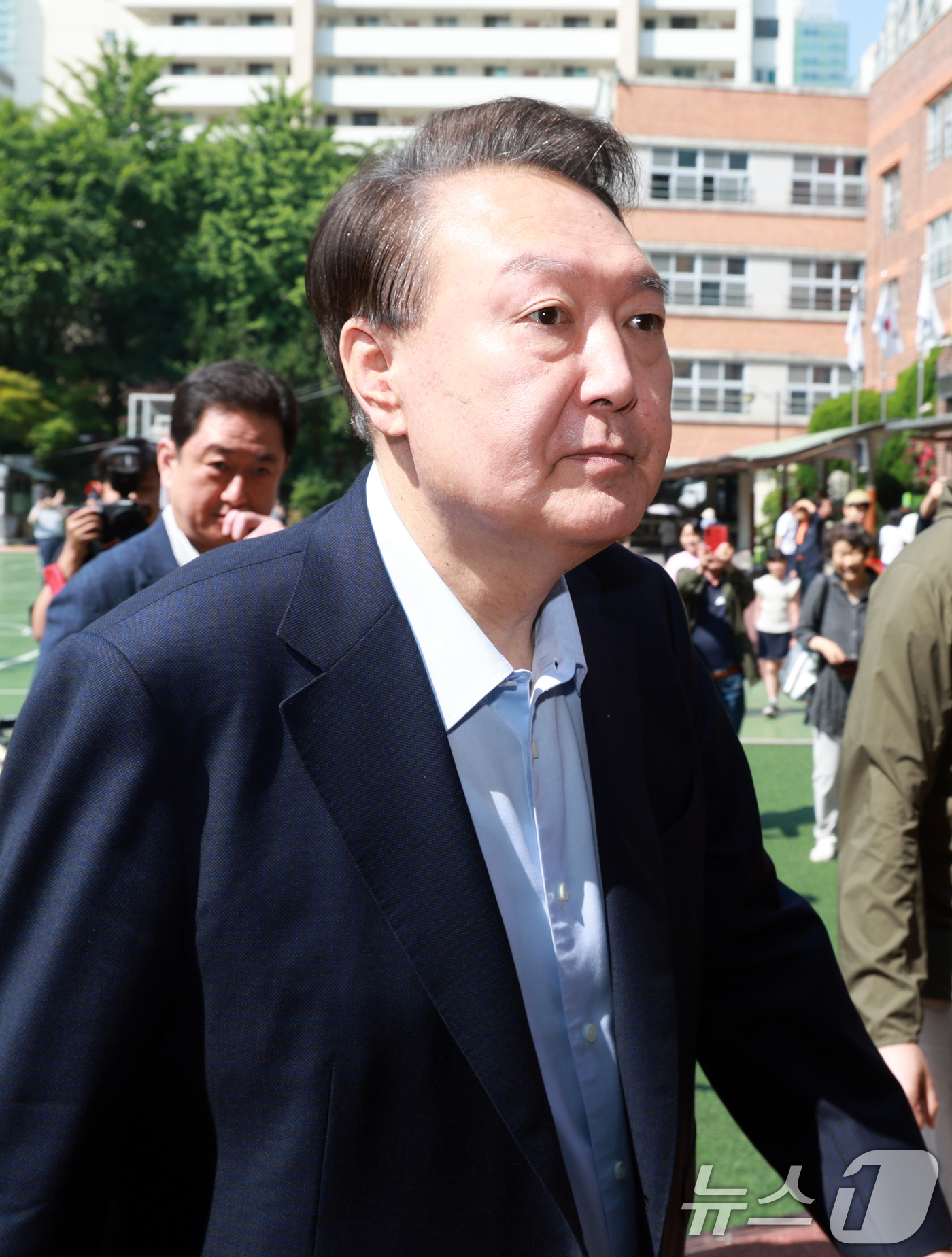 (서울=뉴스1) 김명섭 기자 = 윤석열 전 대통령이 3일 오전 서울 서초구 원명초등학교에 마련된 서초4동 제3투표소로 이동하고 있다. (공동취재)  2025.6.3/뉴스1