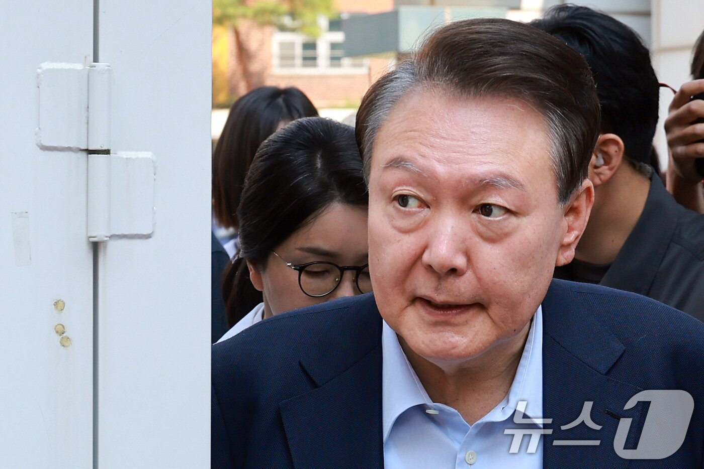 본문 이미지 - 윤석열 전 대통령과 김건희 여사가 제 21대 대통령 선거일인 3일 오전 서울 서초구 원명초등학교에 마련된 서초4동 제3투표소에서 투표를 마치고 이동하고 있다. &#40;공동취재&#41; 2025.6.3/뉴스1 ⓒ News1 김명섭 기자
