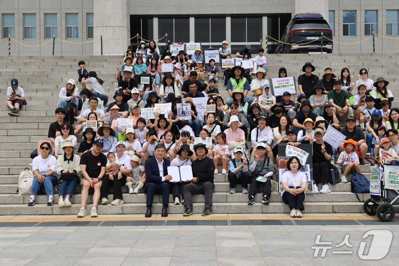 본문 이미지 - 3일 한국1형당뇨병환우회에 따르면 율아와 아버지 박 씨는 지난달 23일부터 31일까지 8박 9일간 '1형당뇨 희망 걷기 대장정'을 진행했다. 김윤 국회의원과 율아, 박근용 씨 등 환우들이 대장정 마무리 기념촬영을 하고 있다.(한국1형당뇨병환우회 제공)
