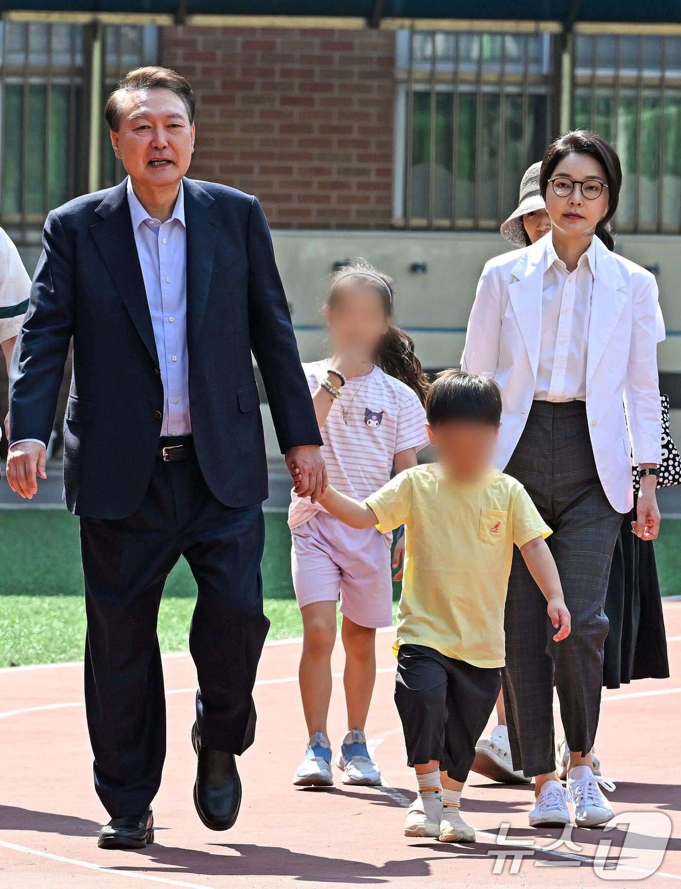 본문 이미지 - 윤석열 전 대통령과 김건희 여사가 제 21대 대통령 선거일인 3일 오전 서울 서초구 원명초등학교에 마련된 서초4동 제3투표소에서 투표를 하기 위해 이동하고 있다. &#40;공동취재&#41; 2025.6.3/뉴스1 ⓒ News1 김명섭 기자