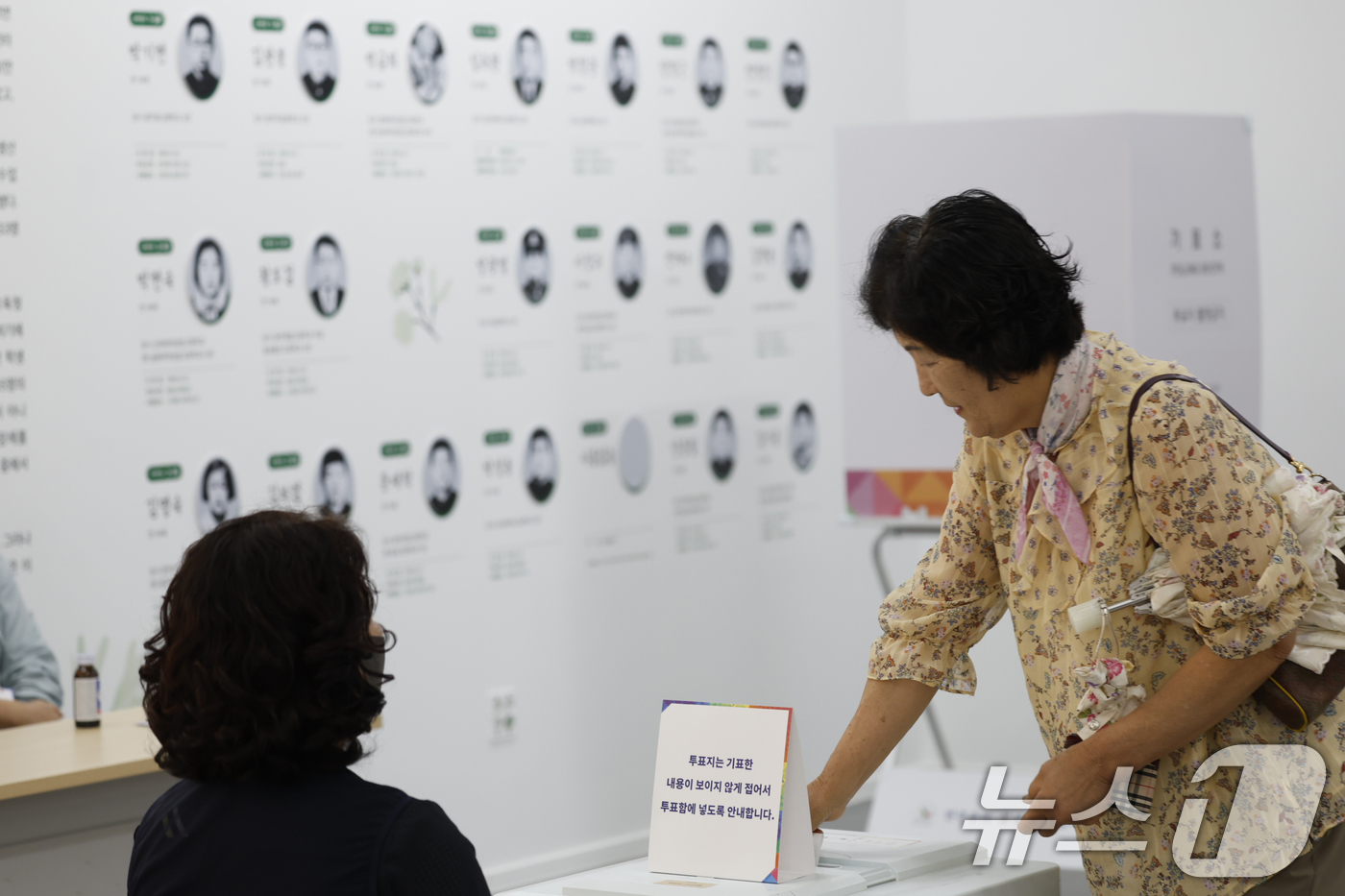 (광주=뉴스1) 김태성 기자 = 제21대 대통령선거 본투표날인 3일 오전 광주 광산구 임곡동 제2투표소인  윤상원기념관에서 5월열사 전시 앞에서 유권자들이 투표를 하고 있다. 20 …