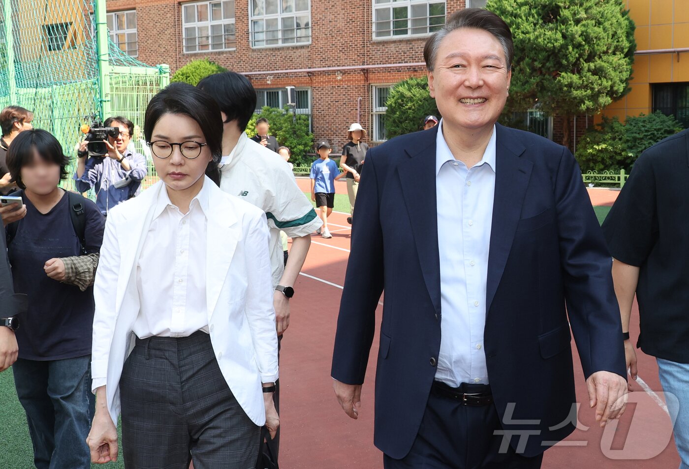 본문 이미지 - 윤석열 전 대통령과 김건희 여사가 제 21대 대통령 선거일인 3일 오전 서울 서초구 원명초등학교에 마련된 서초4동 제3투표소에서 투표를 마치고 이동하고 있다. &#40;공동취재&#41; 2025.6.3/뉴스1 ⓒ News1 김명섭 기자