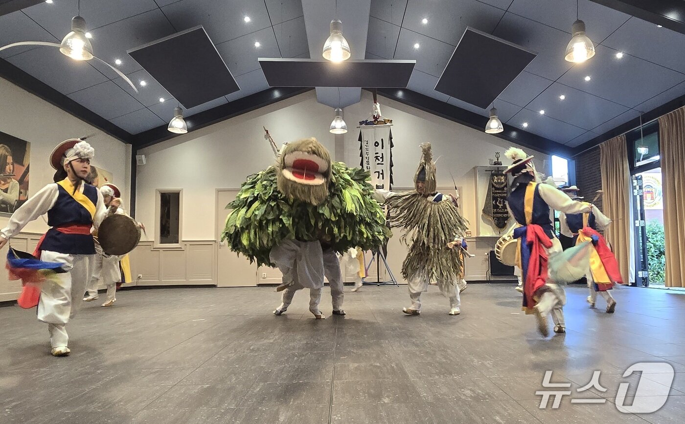 본문 이미지 - 이천통산시의 네덜란드 호린험 이천거북놀이 공연 모습.&#40;이천시 제공&#41;