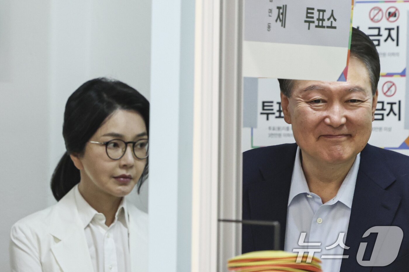 본문 이미지 - 윤석열 전 대통령과 김건희 여사가 제 21대 대통령 선거일인 3일 오전 서울 서초구 원명초등학교에 마련된 서초4동 제3투표소에서 투표를 하기위해 대기하고 있다. &#40;공동취재&#41; 2025.6.3/뉴스1 ⓒ News1 김명섭 기자