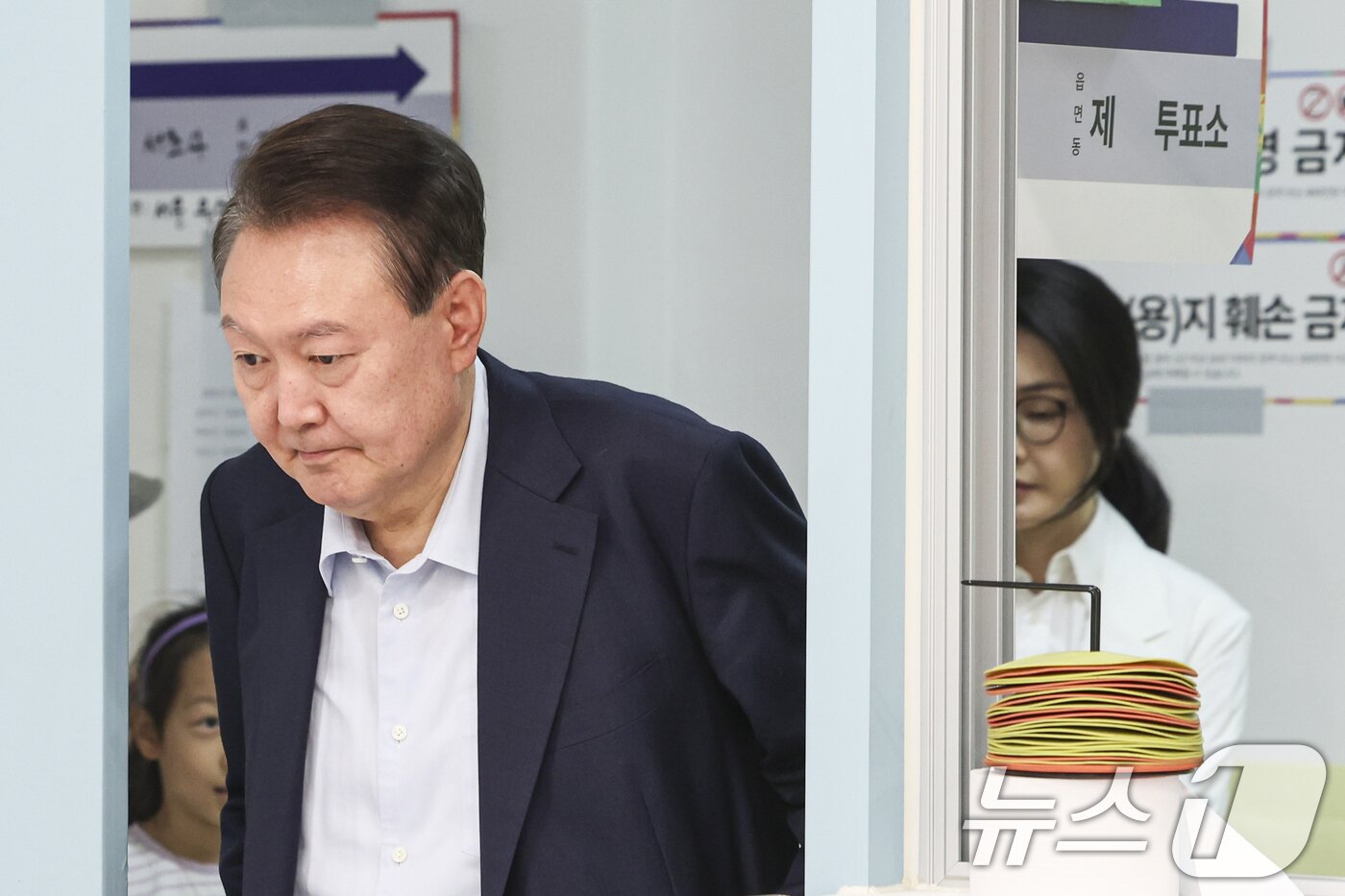 본문 이미지 - 윤석열 전 대통령과 김건희 여사가 제 21대 대통령 선거일인 3일 오전 서울 서초구 원명초등학교에 마련된 서초4동 제3투표소에서 투표를 하기위해 대기하고 있다. &#40;공동취재&#41; 2025.6.3/뉴스1 ⓒ News1 김명섭 기자
