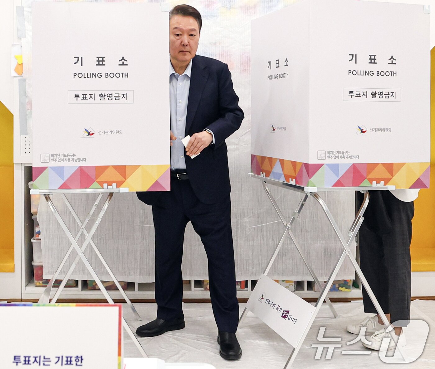 본문 이미지 - 윤석열 전 대통령이 제 21대 대통령 선거일인 3일 오전 서울 서초구 원명초등학교에 마련된 서초4동 제3투표소에서 기표를 마치고 기표소를 나오고 있다. &#40;공동취재&#41; 2025.6.3/뉴스1 ⓒ News1 김명섭 기자