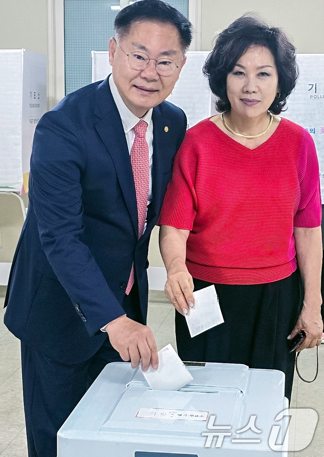 (칠곡=뉴스1) 정우용 기자 = 김재욱 칠곡군수가 3일 부인와 함께 석적읍 제 4투표소를 찾아 소중한 한표를 행사하고 있다.  (칠곡군 제공. 재판매 및 DB금지)2025.6.3/ …