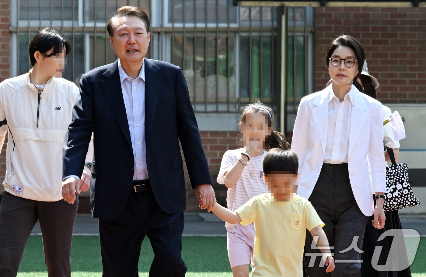 본문 이미지 - 윤석열 전 대통령과 김건희 여사가 제21대 대통령선거 투표일인 3일 오전 투표를 위해 서울 서초구 서초동 원명초등학교에 마련된 서초4동투표소로 향하고 있다. &#40;공동취재&#41; 2025.6.3/뉴스1 ⓒ News1 김명섭 기자
