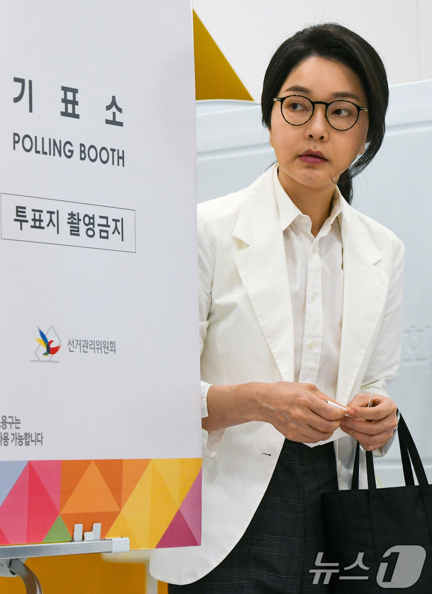 (서울=뉴스1) 김명섭 기자 = 윤석열 전 대통령의 부인 김건희 여사가 3일 서울 서초구 원명초등학교에 마련된 서초구 제3투표소에서 한 표를 행사하고 있다. (공동취재) 2025. …