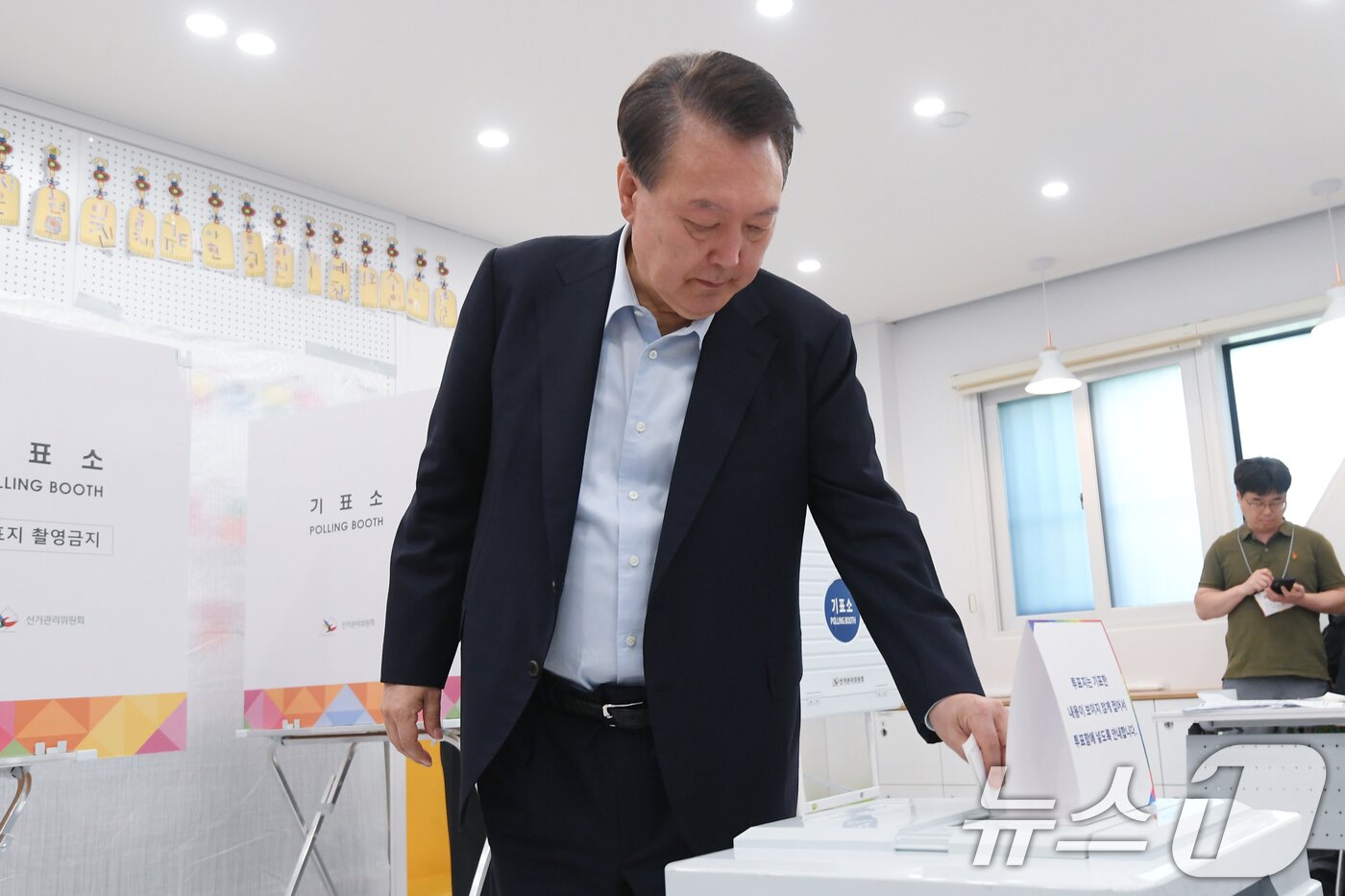본문 이미지 - 윤석열 전 대통령이 3일 서울 서초구 원명초등학교에 마련된 서초구 제3투표소에서 한 표를 행사하고 있다. &#40;공동취재&#41; 2025.6.3/뉴스1 ⓒ News1 김명섭 기자