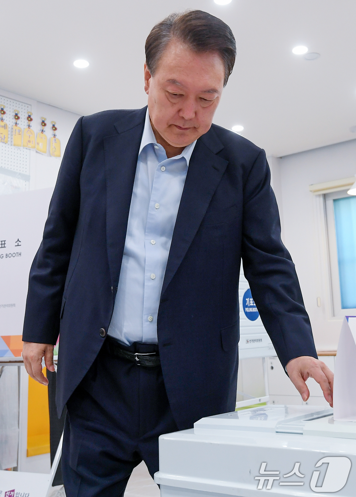 (서울=뉴스1) 김명섭 기자 = 윤석열 전 대통령이 3일 서울 서초구 원명초등학교에 마련된 서초구 제3투표소에서 한 표를 행사하고 있다. (공동취재) 2025.6.3/뉴스1