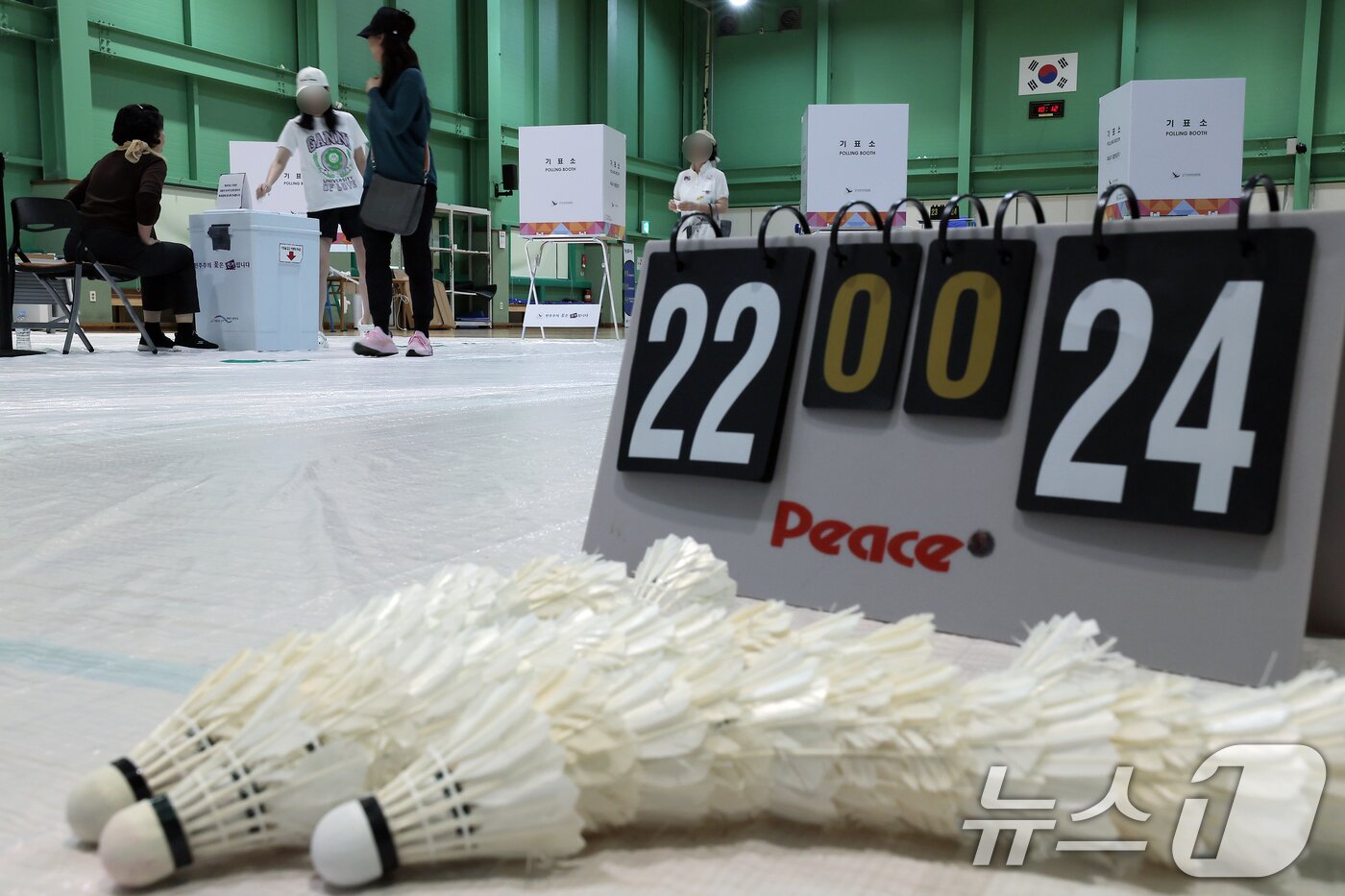 본문 이미지 - 제21대 대통령선거 본투표가 시작된 3일 오전 서울시 강남구 남부순환로 매봉산실내배드민턴장에 마련된 도곡1동 제5투표소를 찾은 유권자들이 소중한 한 표를 행사하고 있다. 2025.6.3/뉴스1 ⓒ News1 박정호 기자