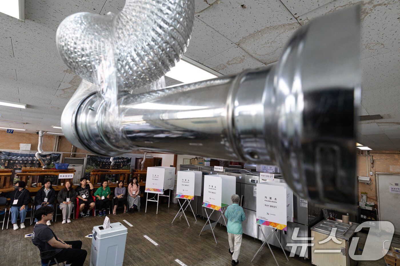 본문 이미지 - 제21대 대통령 선거일인 3일 오전 경기 광명시의 한 음식점에 마련된 소하2동 제4투표소를 찾은 유권자가 투표하고 있다. 2025.6.3/뉴스1 ⓒ News1 이승배 기자