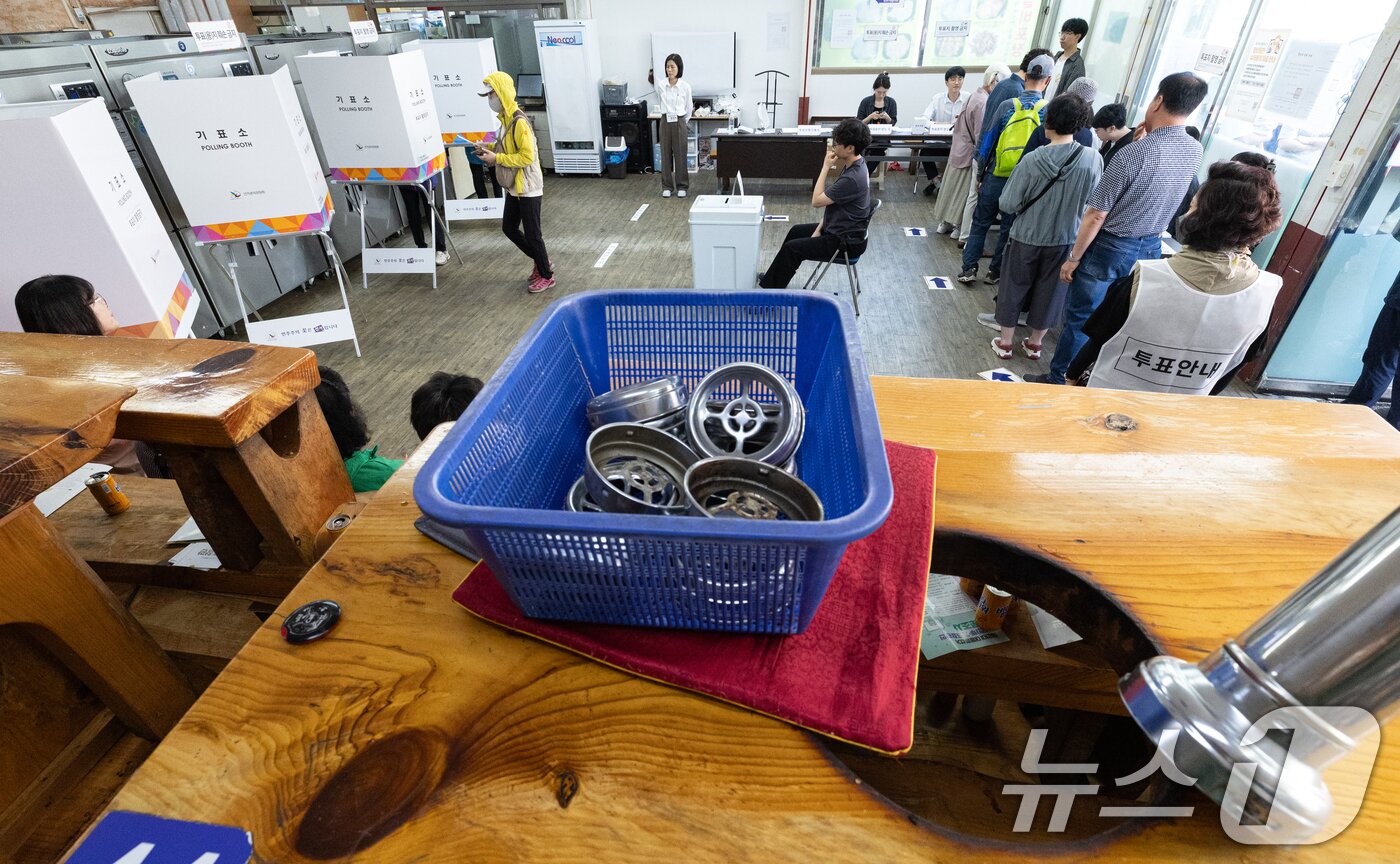 본문 이미지 - 제21대 대통령 선거일인 3일 오전 경기 광명시의 한 음식점에 마련된 소하2동 제4투표소에서 유권자들이 투표하고 있다. 2025.6.3/뉴스1 ⓒ News1 이승배 기자