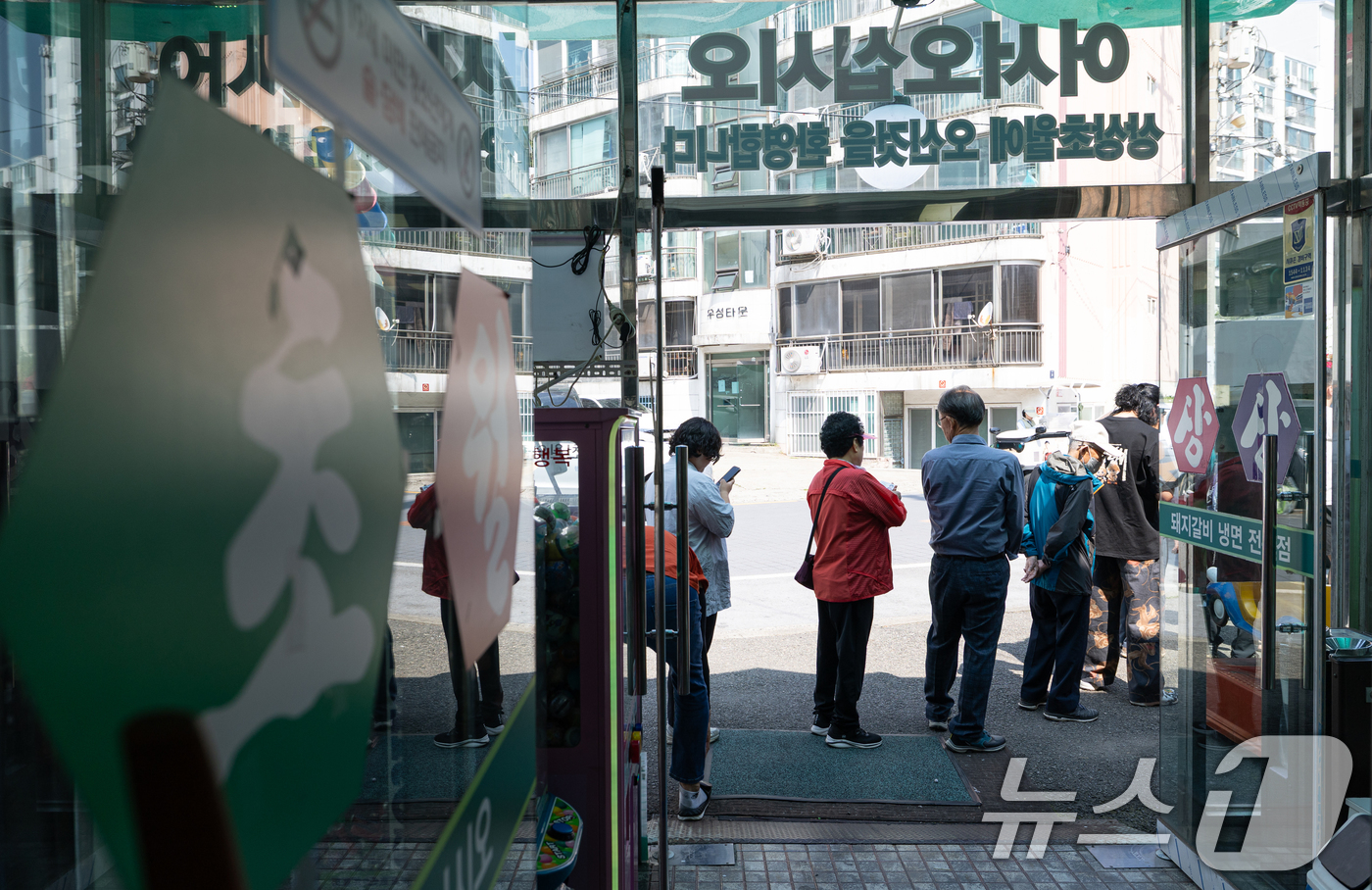 (광명=뉴스1) 이승배 기자 = 제21대 대통령 선거일인 3일 오전 경기 광명시의 한 음식점에 마련된 소하2동 제4투표소를 찾은 시민들이 줄 서 있다. 2025.6.3/뉴스1