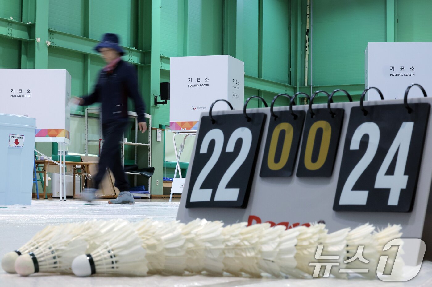본문 이미지 - 제21대 대통령선거 본투표가 시작된 3일 오전 서울시 강남구 남부순환로 매봉산실내배드민턴장에 마련된 도곡1동 제5투표소를 찾은 유권자들이 소중한 한 표를 행사하고 있다. 2025.6.3/뉴스1 ⓒ News1 박정호 기자