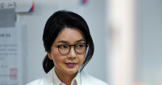 '통일교 선물' 샤넬백, 신발로 교환…김건희 발 크기에 맞췄나 
