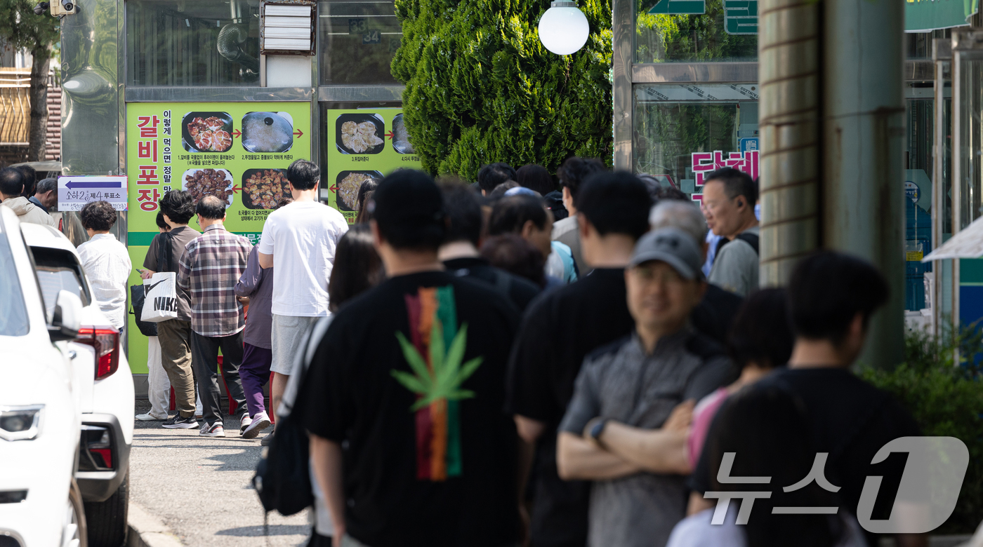 (광명=뉴스1) 이승배 기자 = 제21대 대통령 선거일인 3일 오전 경기 광명시의 한 음식점에 마련된 소하2동 제4투표소를 찾은 시민들이 길게 줄 서 있다. 2025.6.3/뉴스1 …