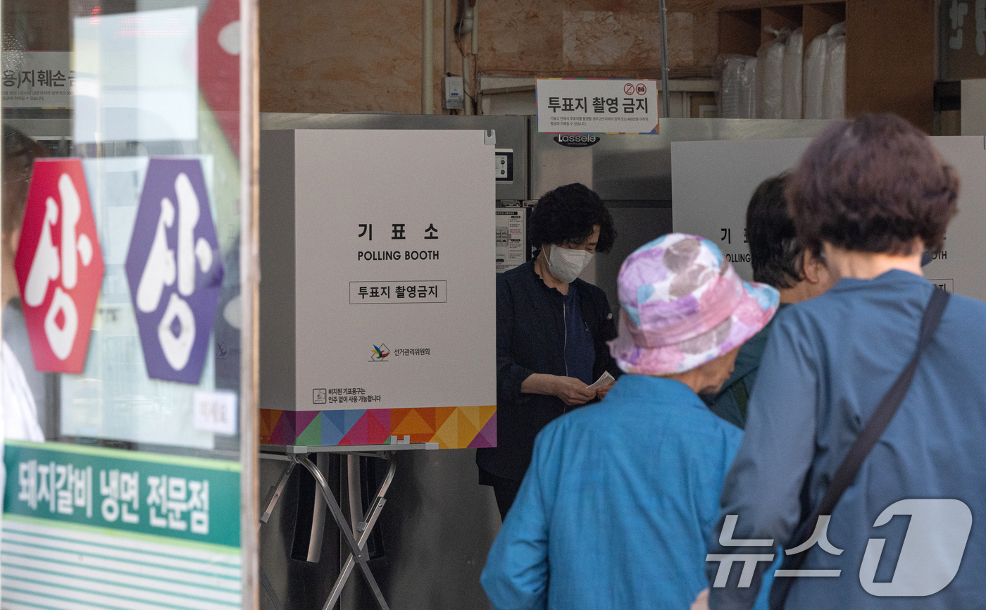 (광명=뉴스1) 이승배 기자 = 제21대 대통령 선거일인 3일 오전 경기 광명시의 한 음식점에 마련된 소하2동 제4투표소를 찾은 유권자가 투표하고 있다. 2025.6.3/뉴스1