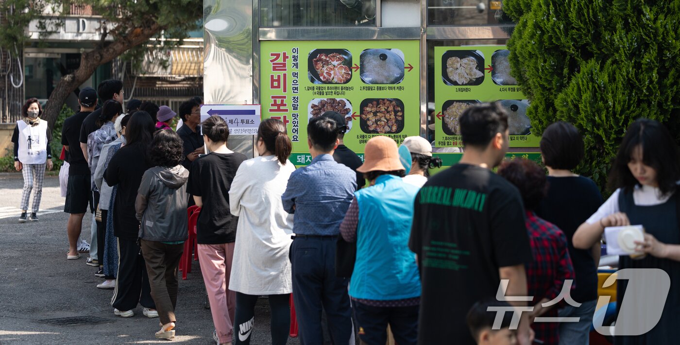 본문 이미지 - 제21대 대통령 선거일인 3일 오전 경기 광명시의 한 음식점에 마련된 소하2동 제4투표소를 찾은 시민들이 길게 줄 서 있다. 2025.6.3/뉴스1 ⓒ News1 이승배 기자