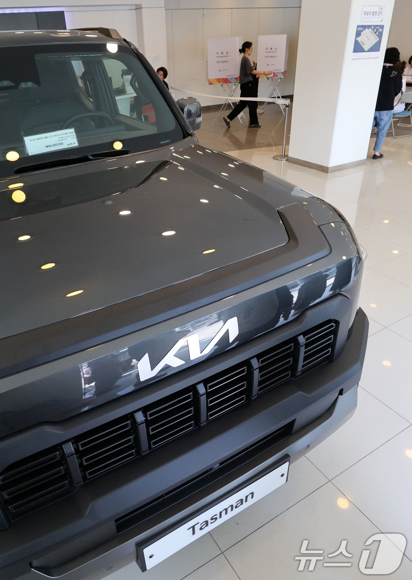 (서울=뉴스1) 박세연 기자 = 제21대 대통령 선거일인 3일 서울 광진구 기아자동차 대공원대리점에 마련된 능동제3투표소에서 유권자들이 투표를 하고 있다.  2025.6.3/뉴스1 …