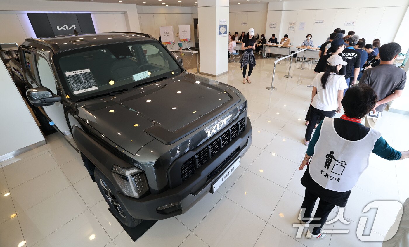 본문 이미지 - 제21대 대통령 선거일인 3일 서울 광진구 기아자동차 대공원대리점에 마련된 능동제3투표소에서 유권자들이 투표를 하고 있다. 2025.6.3/뉴스1 ⓒ News1 박세연 기자