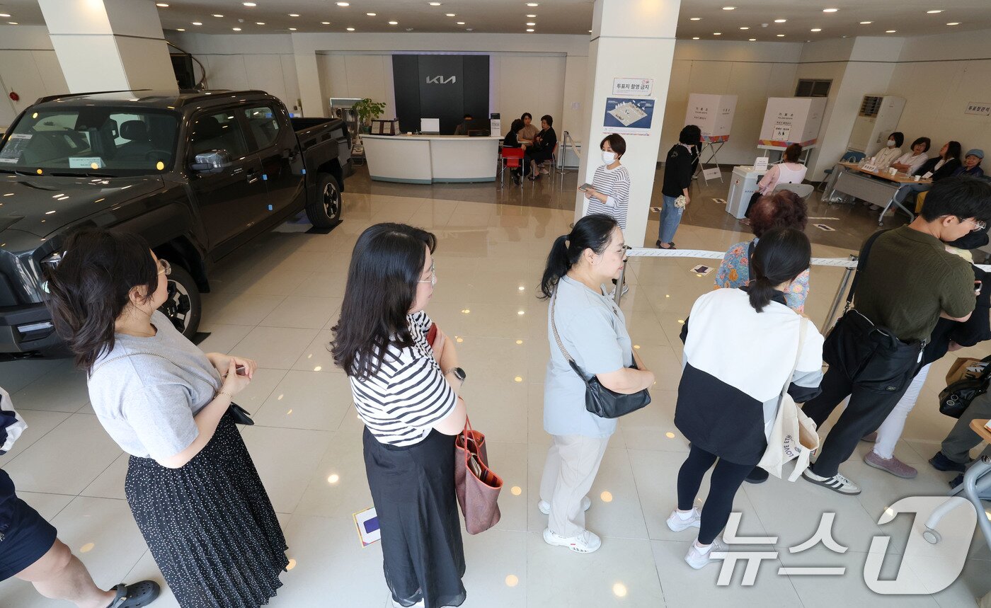 본문 이미지 - 제21대 대통령 선거일인 3일 서울 광진구 기아자동차 대공원대리점에 마련된 능동제3투표소에서 유권자들이 투표를 하고 있다. 2025.6.3/뉴스1 ⓒ News1 박세연 기자