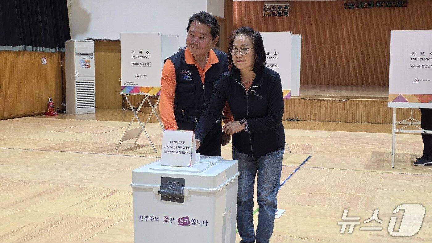 본문 이미지 -  신경호 강원도교육감과 부인 한미숙 씨는 3일 오전 8시 30분 강원도청소년수련원에 마련된 투표소를 찾아 투표를 한 뒤 기표함에 투표용지를 넣고 있다.(독자 제공)2025.6.3