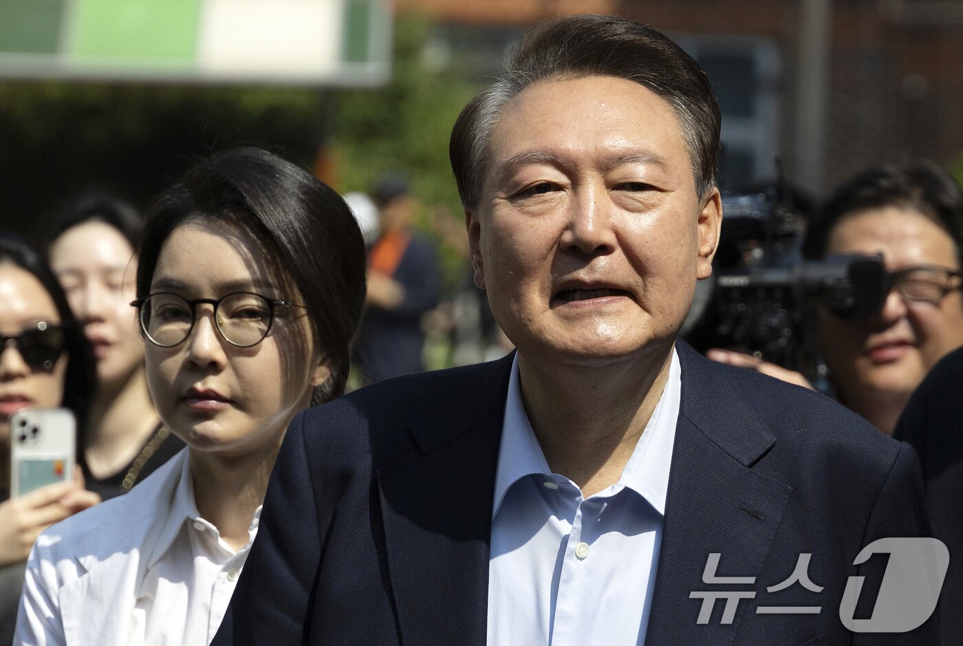 본문 이미지 - 윤석열 전 대통령과 김건희 여사가 제21대 대통령 선거일인 3일 오전 서울 서초구 원명초등학교에 마련된 서초4동 제3투표소에서 투표를 마치고 차량으로 이동하고 있다. &#40;공동취재&#41; 2025.6.3/뉴스1 ⓒ News1 김명섭 기자