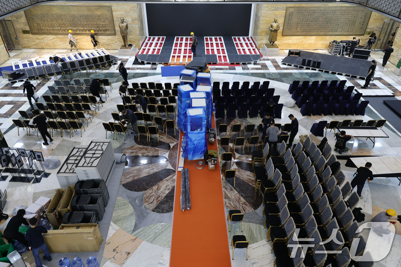 (서울=뉴스1) 이광호 기자 = 제21대 대통령 선거일인 3일 오전 서울 여의도 국회 로텐더홀에서 대통령 취임식 준비로 관계자들이 분주히 움직이고 있다. 2025.6.3/뉴스1