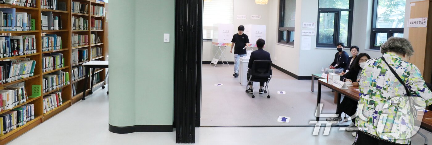 본문 이미지 - 제21대 대통령 선거일인 3일 전북 전주시 신흥고등학교 도서관에 마련된 중화산1동 제2표소를 찾은 유권자들이 투표를 하고 있다. 2025.6.3/뉴스1 ⓒ News1 유경석 기자