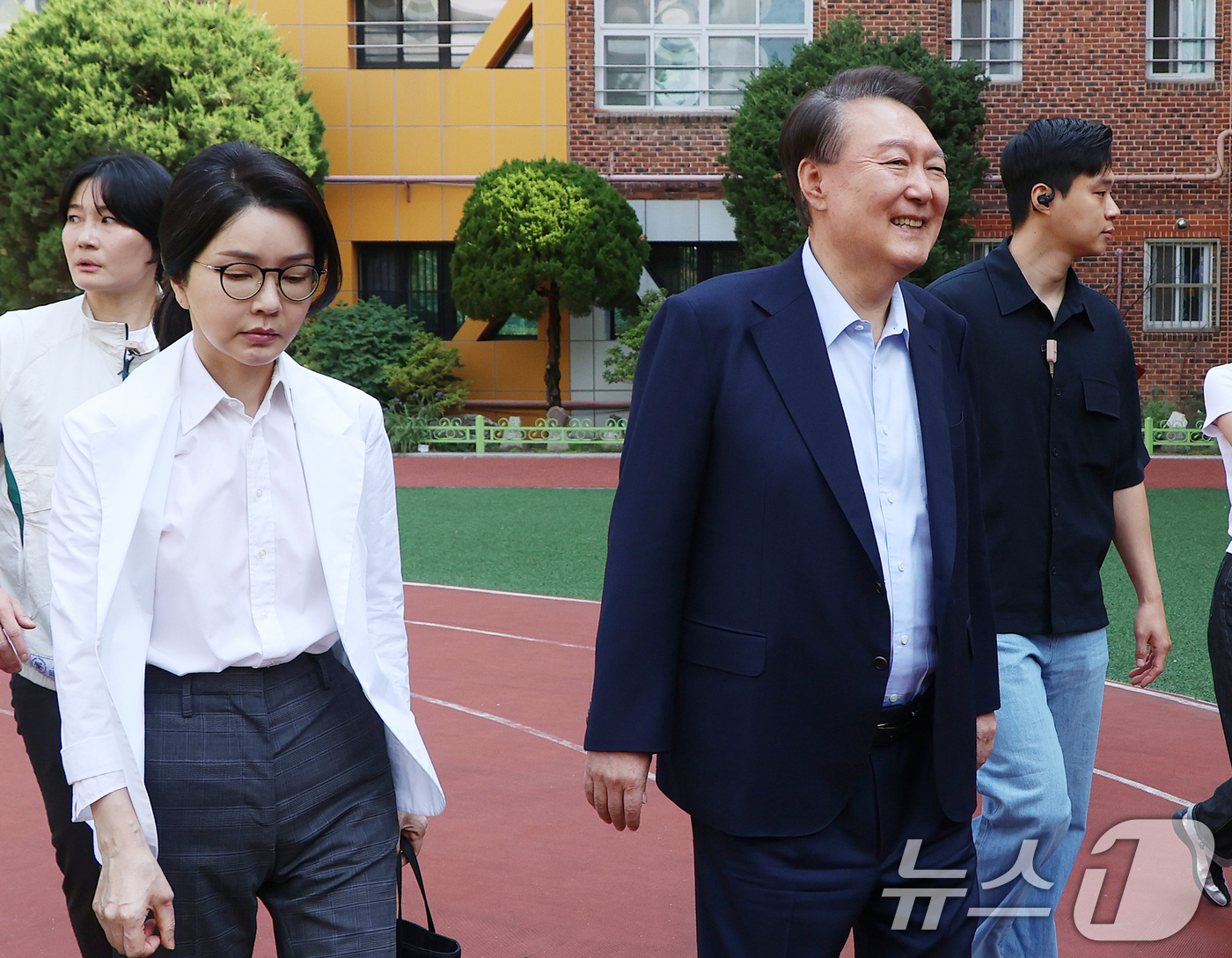 (서울=뉴스1) 김명섭 기자 = 윤석열 전 대통령과 김건희 여사가 제 21대 대통령 선거일인 3일 오전 서울 서초구 원명초등학교에 마련된 서초4동 제3투표소에서 투표를 마치고 이동 …