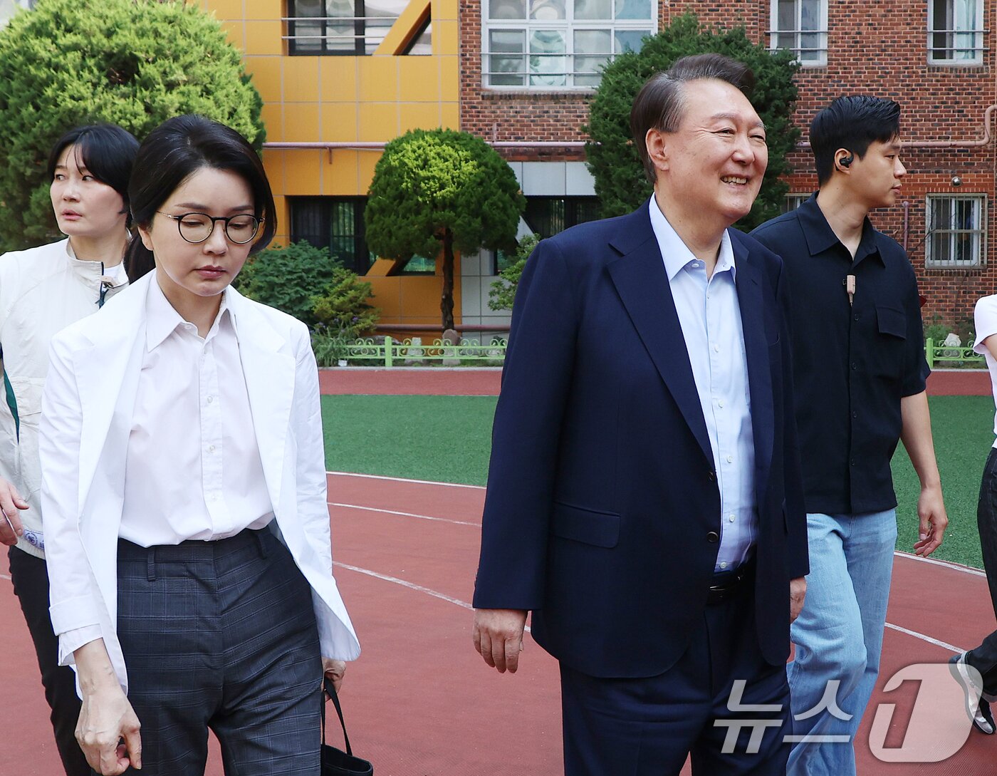 본문 이미지 - 윤석열 전 대통령과 김건희 여사가 제 21대 대통령 선거일인 3일 오전 서울 서초구 원명초등학교에 마련된 서초4동 제3투표소에서 투표를 마치고 이동하고 있다. &#40;공동취재&#41; 2025.6.3/뉴스1 ⓒ News1 김명섭 기자