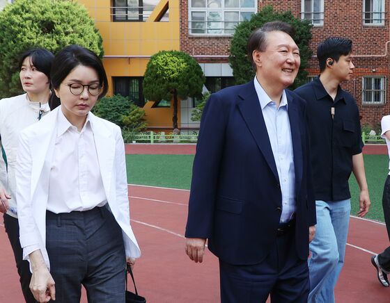 전직 대통령 부부 최초 구속 기로…"특권 인정될 이유 없다" vs "성과 경쟁"