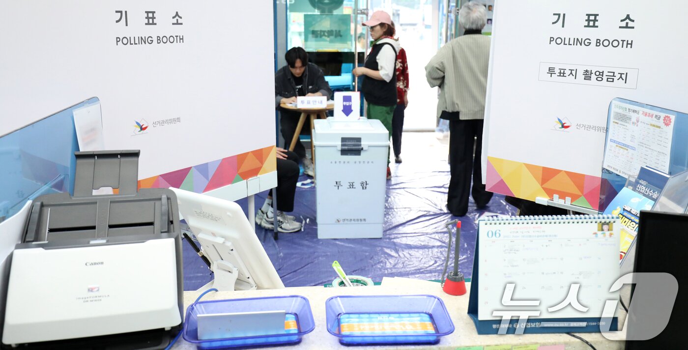 본문 이미지 - 제21대 대통령 선거일인 3일 전북 전주시 성가신협 서학지점에 마련된 서서학동 제3투표소를 찾은 유권자들이 투표를 하고 있다. 2025.6.3/뉴스1 ⓒ News1 유경석 기자