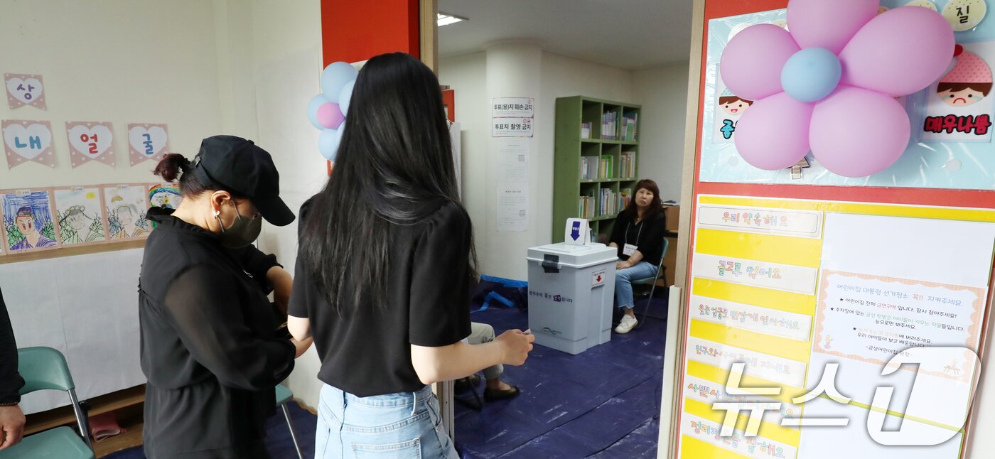 본문 이미지 - 제21대 대통령 선거 투표일인 3일 전북 전주시 금상어린이집에 마련된 우아2동 제3투표소를 찾은 유권자들이 투표를 하기 위해 장내로 들어서고 있다. 2025.6.3/뉴스1 ⓒ News1 유경석 기자