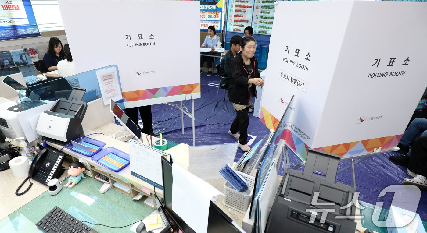 본문 이미지 - 제21대 대통령 선거일인 3일 전북 전주시 성가신협 서학지점에 마련된 서서학동 제3투표소를 찾은 한 유권자가 기표소로 향하고 있다. 2025.6.3/뉴스1 ⓒ News1 유경석 기자