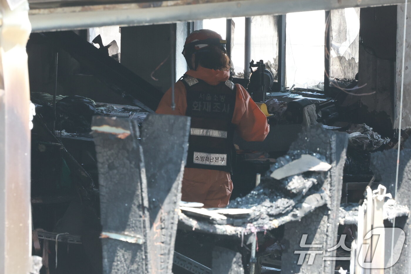 본문 이미지 - 소방재난본부 관계자가 3일 오전 화재가 발생한 서울 중구 신당동의 한 봉제공장에서 화재조사를 하고 있다.   2025.6.3/뉴스1 ⓒ News1 김진환 기자