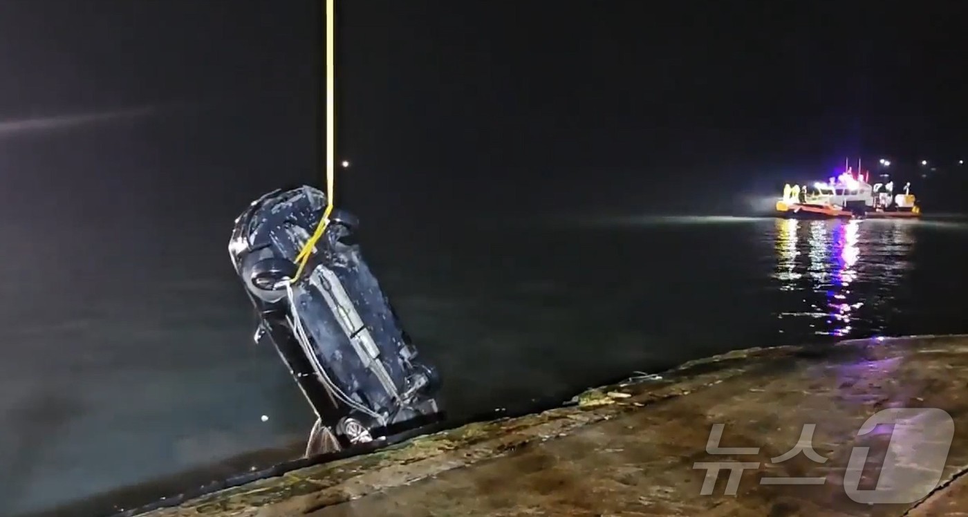 (진도=뉴스1) 박지현 기자 = 목포해경이 지난 2일 진도군 진도항에서 일가족 4명이 탑승한 차량을 인양하고 있다.(목포해경 제공. 재판매 및 DB 금지) 2025.6.3/뉴스1