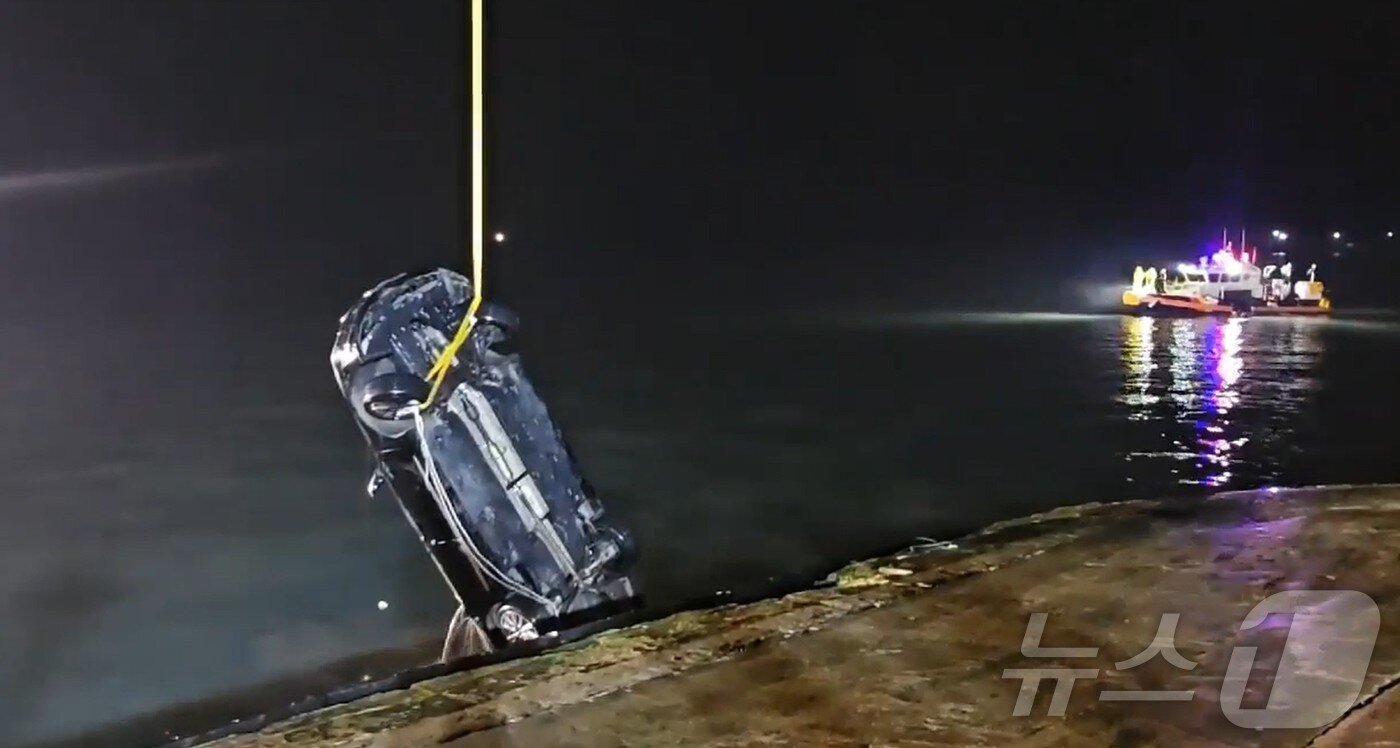 본문 이미지 - 목포해경이 지난 2일 진도군 진도항에서 일가족 4명이 탑승한 차량을 인양하고 있다.&#40;목포해경 제공. 재판매 및 DB 금지&#41; 2025.6.3/뉴스1 ⓒ News1 박지현 기자